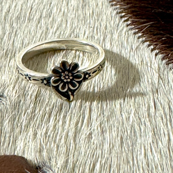 James Avery Jewelry - James Avery tiny daisy ring